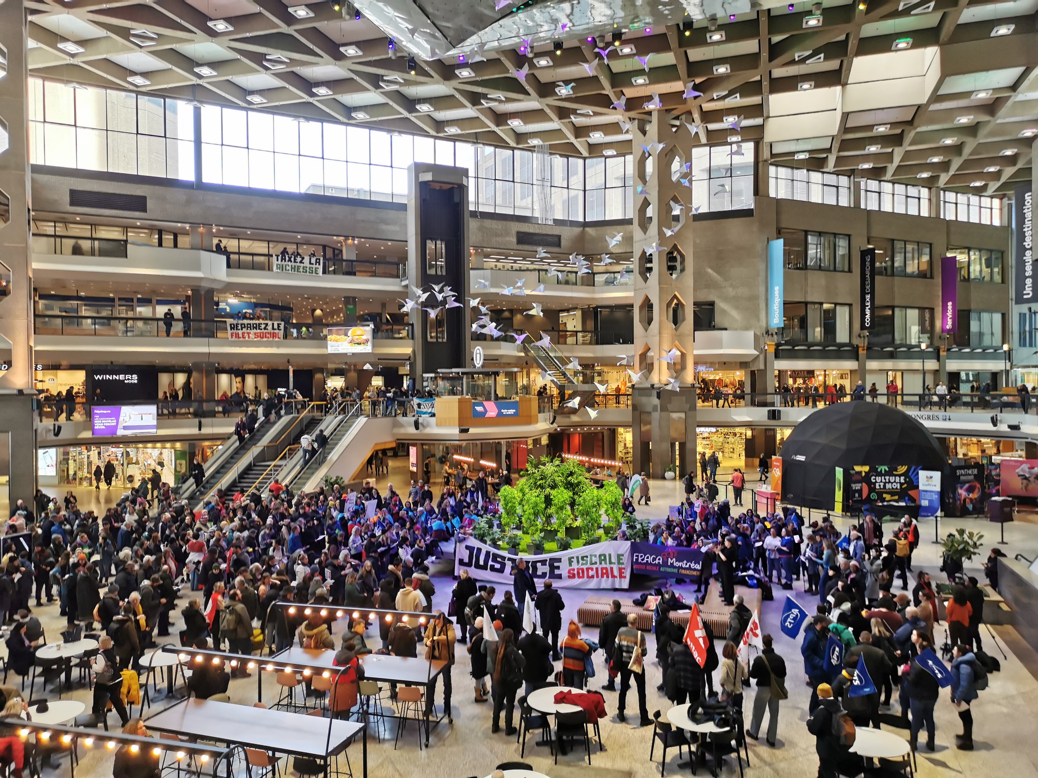 une foule réunie au Complexe Desjardins à Montréal pour manifester contre les choix économiques du gouvernement du Québec